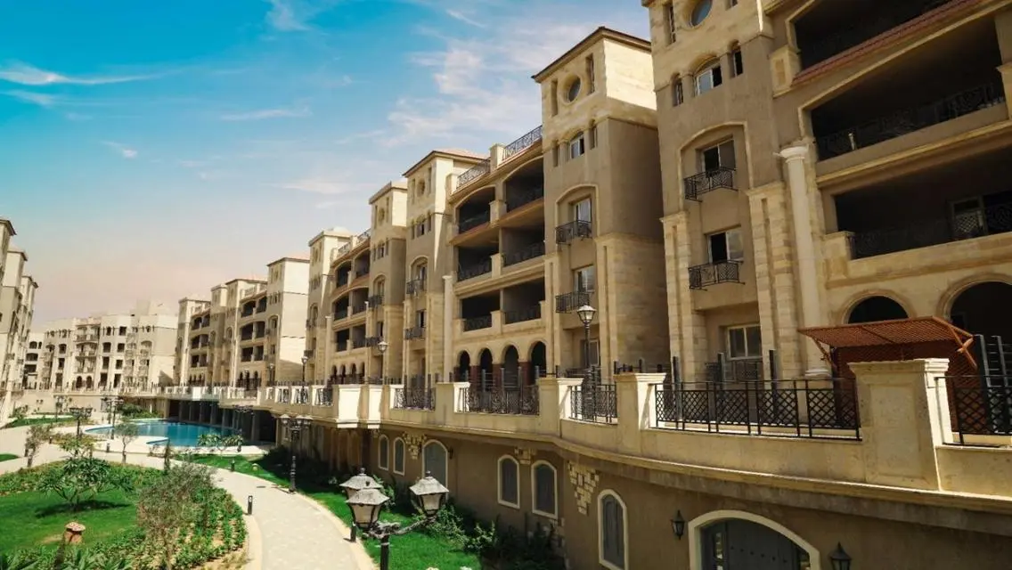 شقة فاخرة للبيع تطل على بحيرات
