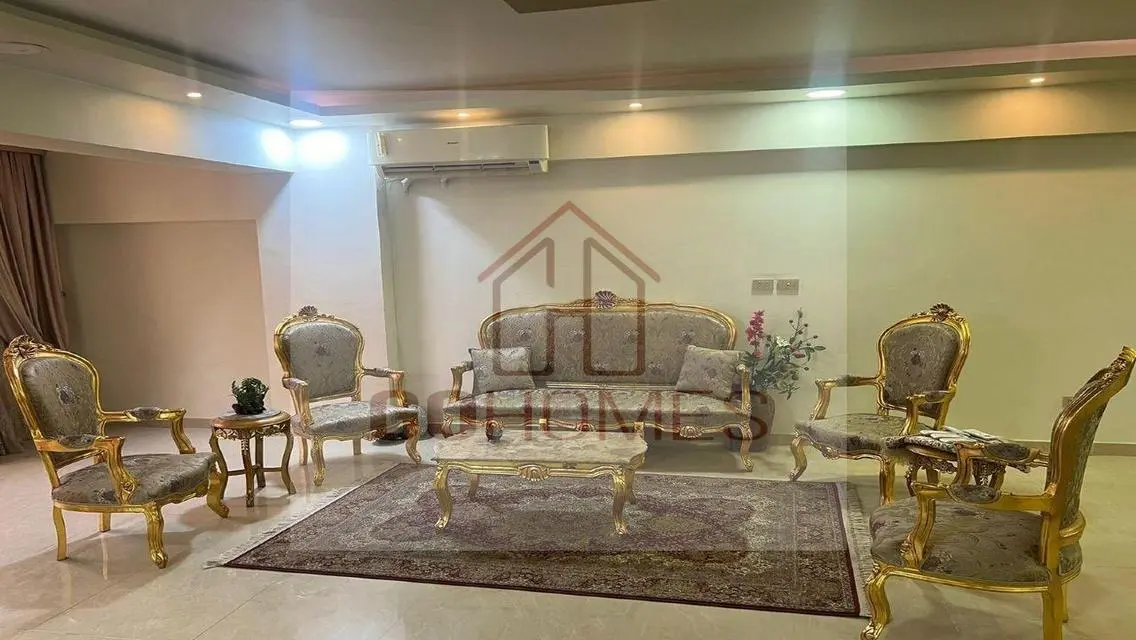 شقة فاخرة بمساحة واسعة للبيع