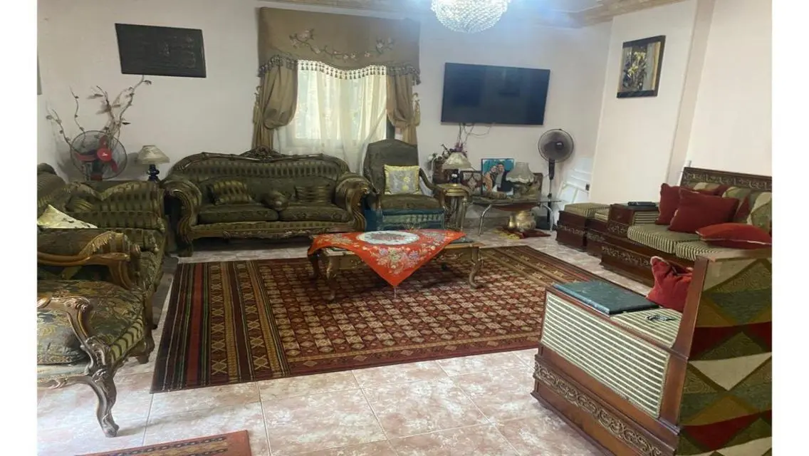 شقة فاخرة مع شرفة بسعر مغري