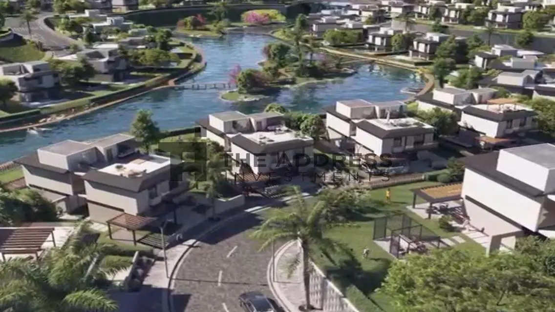 Luxury Villa Overlooking Lakes in the Heart of the City