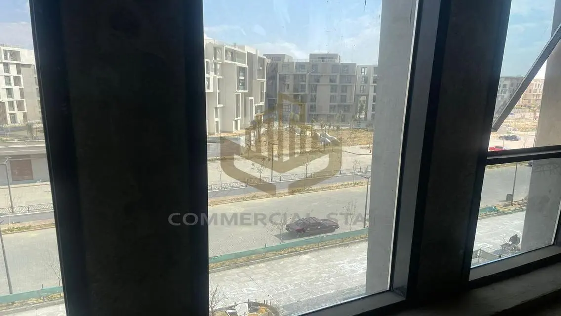 عقار تجاري في كومبوند تجاري بحالة ممتازة