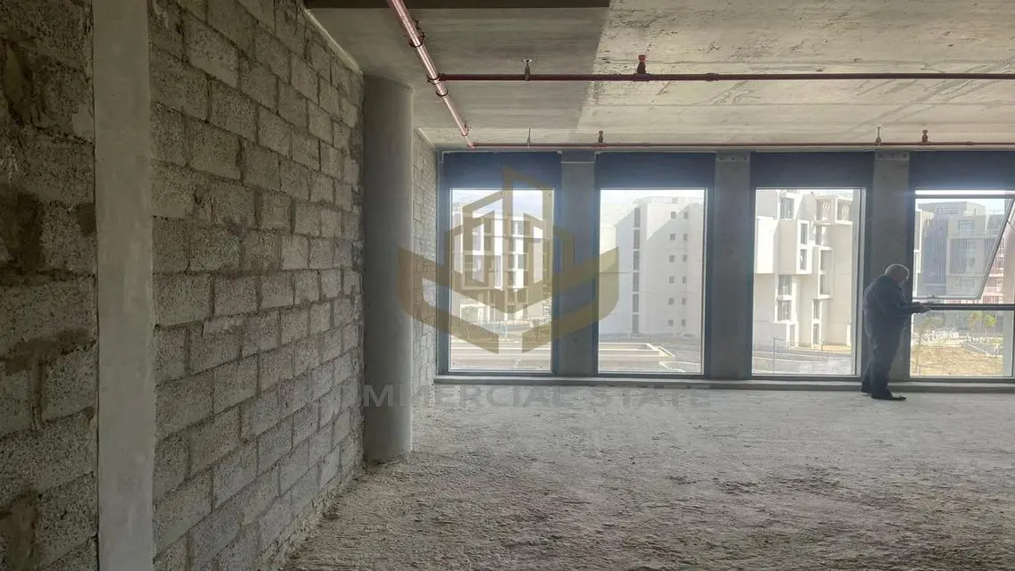 عقار تجاري في كومبوند تجاري بحالة ممتازة