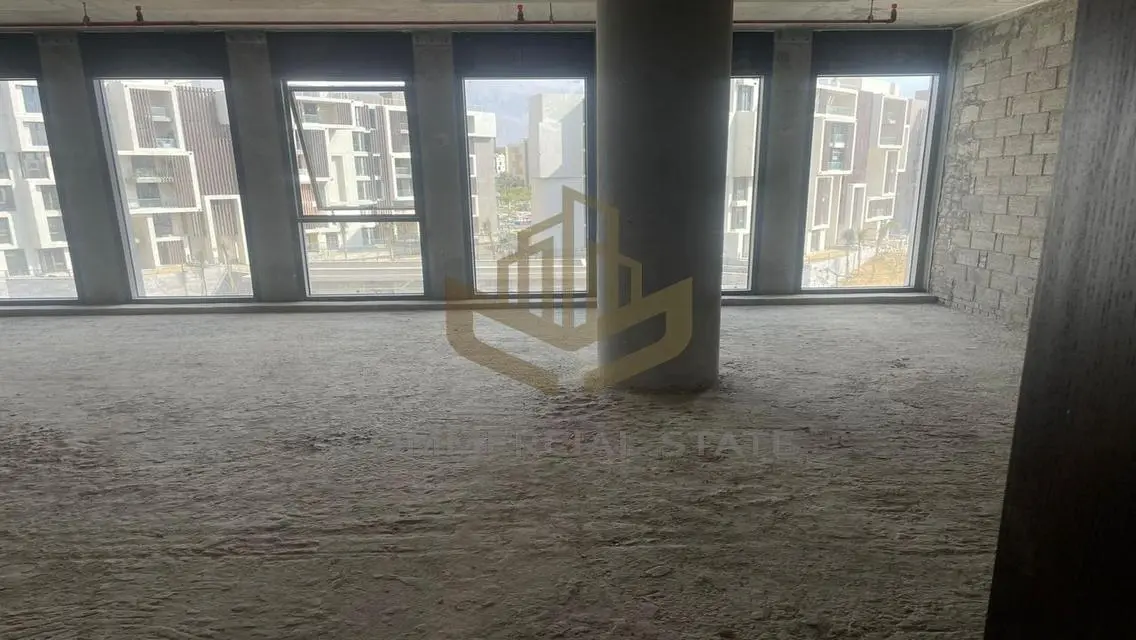 عقار تجاري في كومبوند تجاري بحالة ممتازة