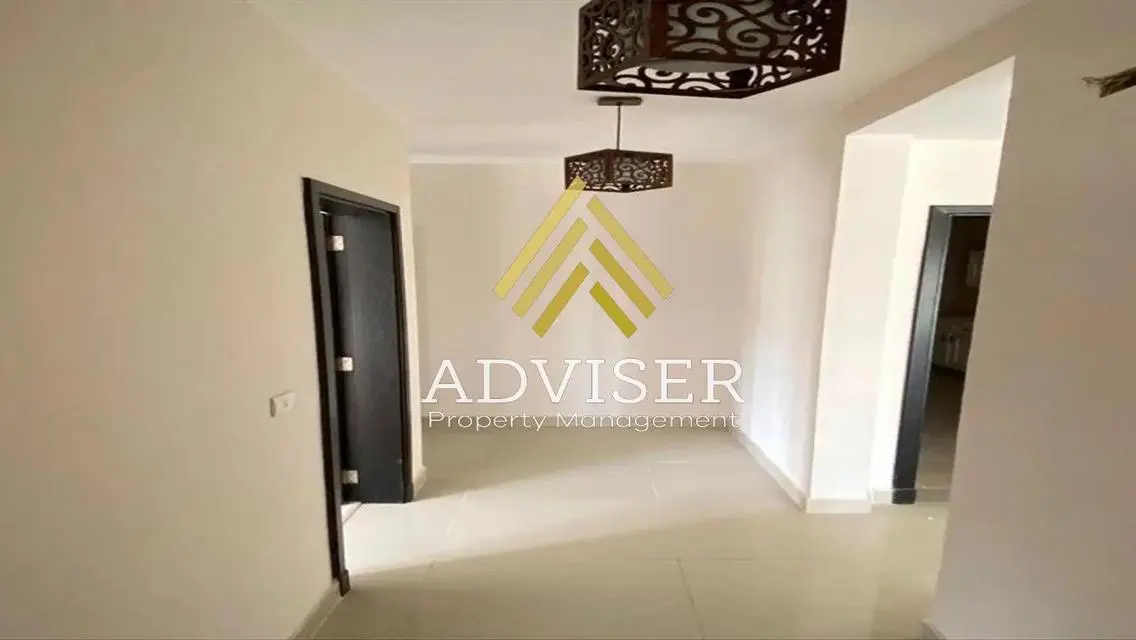Luxurious Apartment Overlooking Lakes in Prime Location