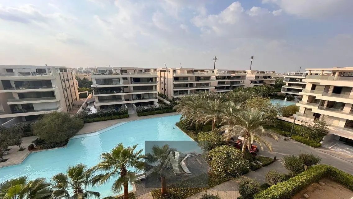 فيلا فاخرة للإيجار بمساحة شاسعة وبحيرات جميلة