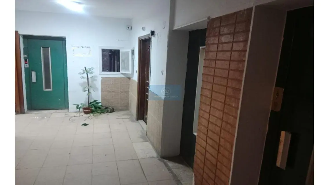 شقة فاخرة مع شرفة وحارس أمن للبيع