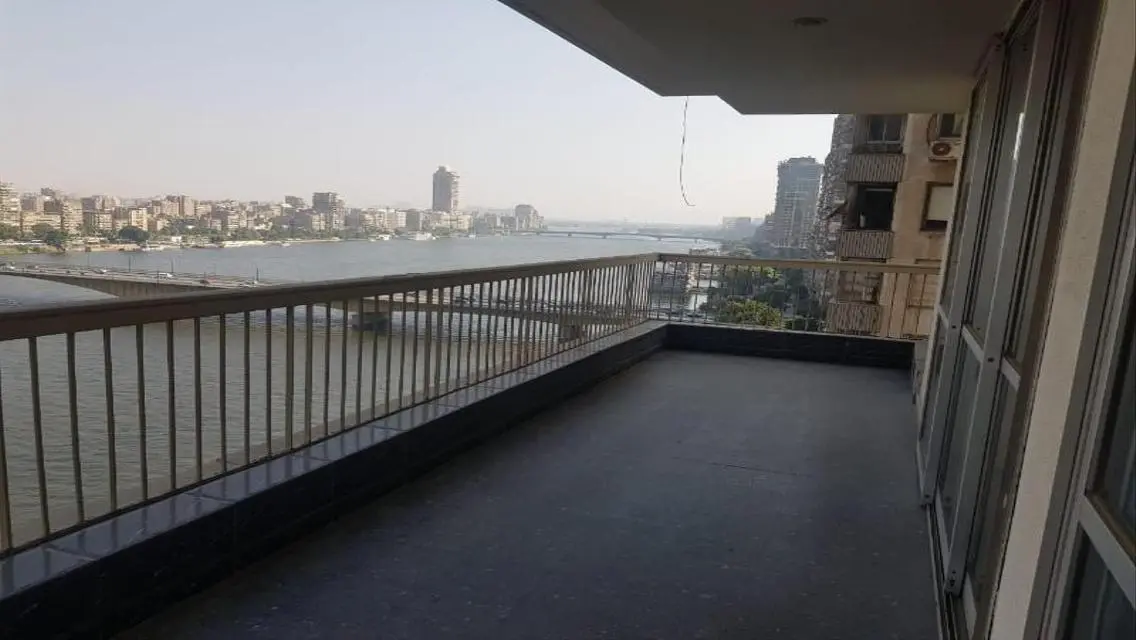 عقار فاخر بمساحة 275 متر مربع مع مسبح خاص وحديقة
