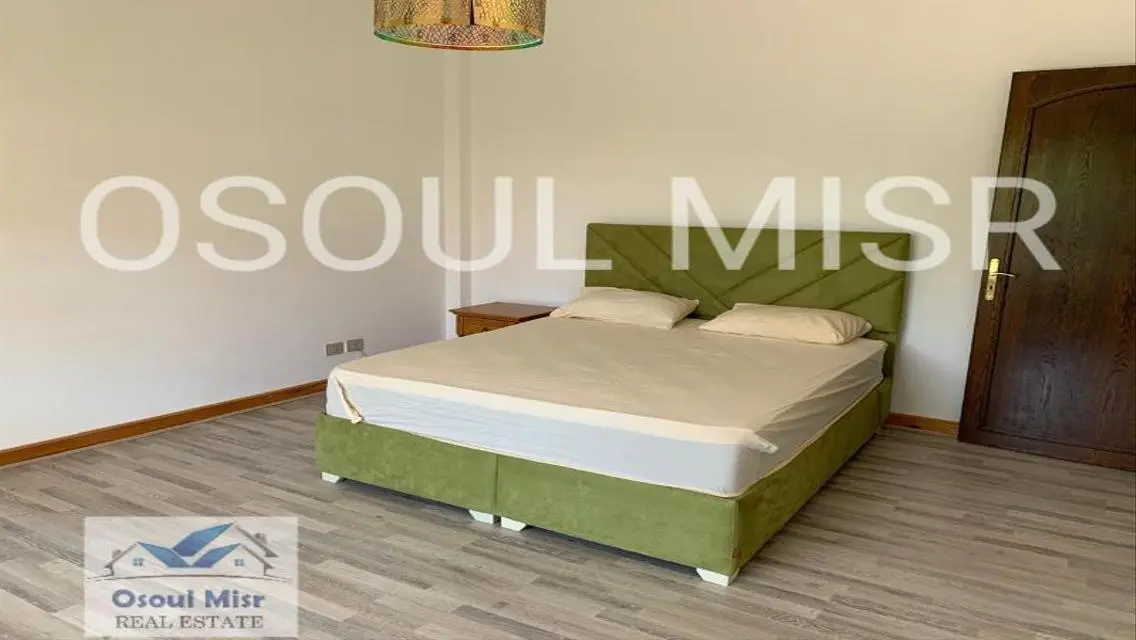 فيلا فاخرة للبيع مع مسبح خاص وحديقة