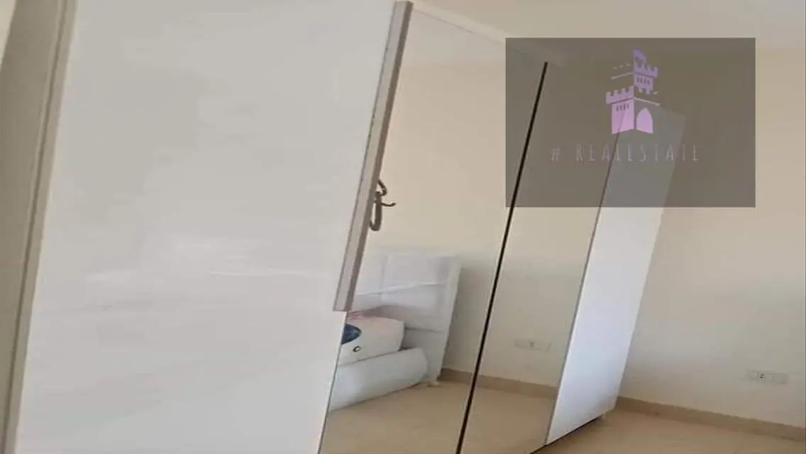 شقة فاخرة للإيجار مع تكييف مركزي وشرفة