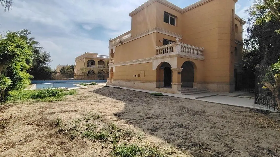منزل فخم للبيع مع حديقة خاصة ومسبح