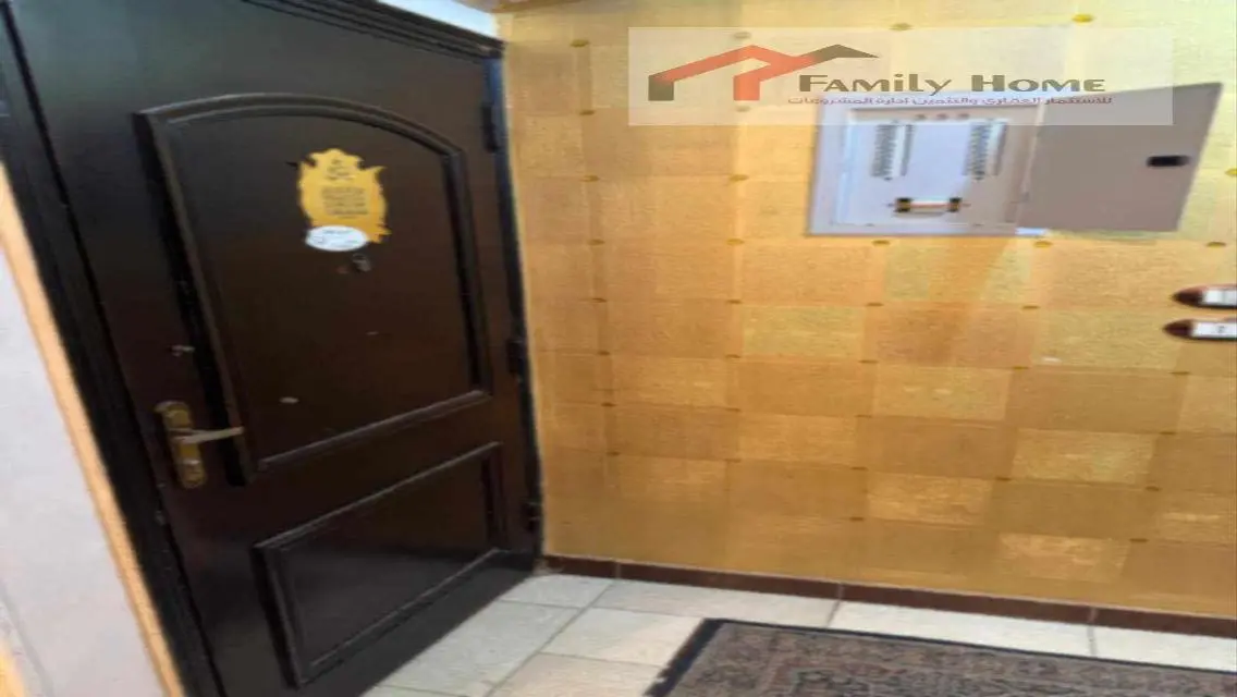 شقة مع شرفة ومرافق عامة للبيع