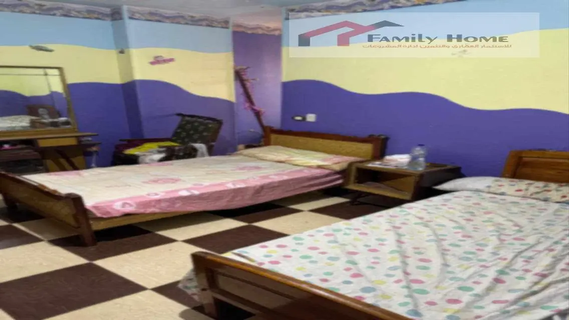 شقة مع شرفة ومرافق عامة للبيع