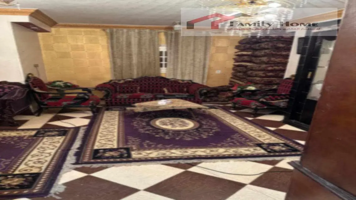 شقة مع شرفة ومرافق عامة للبيع