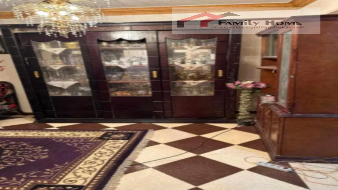 شقة مع شرفة ومرافق عامة للبيع