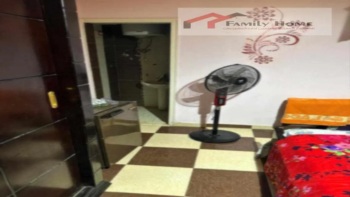 شقة مع شرفة ومرافق عامة للبيع
