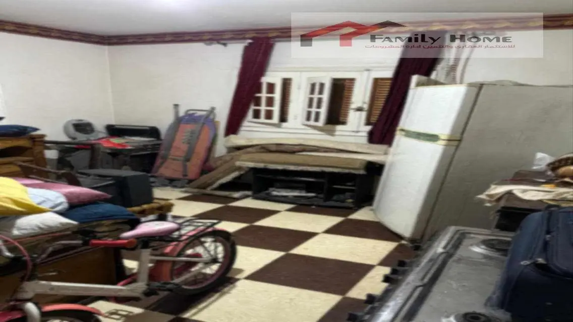 شقة مع شرفة ومرافق عامة للبيع