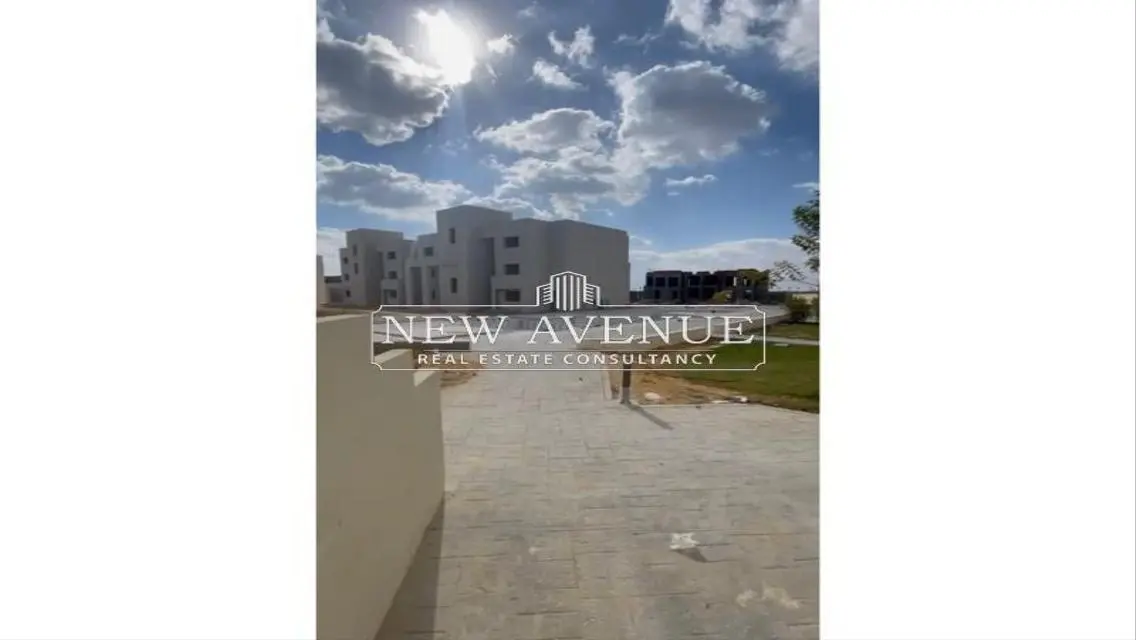 فيلا فاخرة للبيع بمساحة كبيرة وإطلالة رائعة