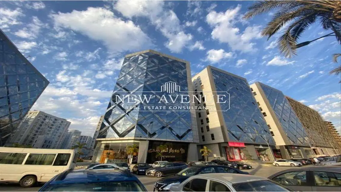فرصة استثمارية نادرة – عقار بمساحة واسعة وموقف مغطى