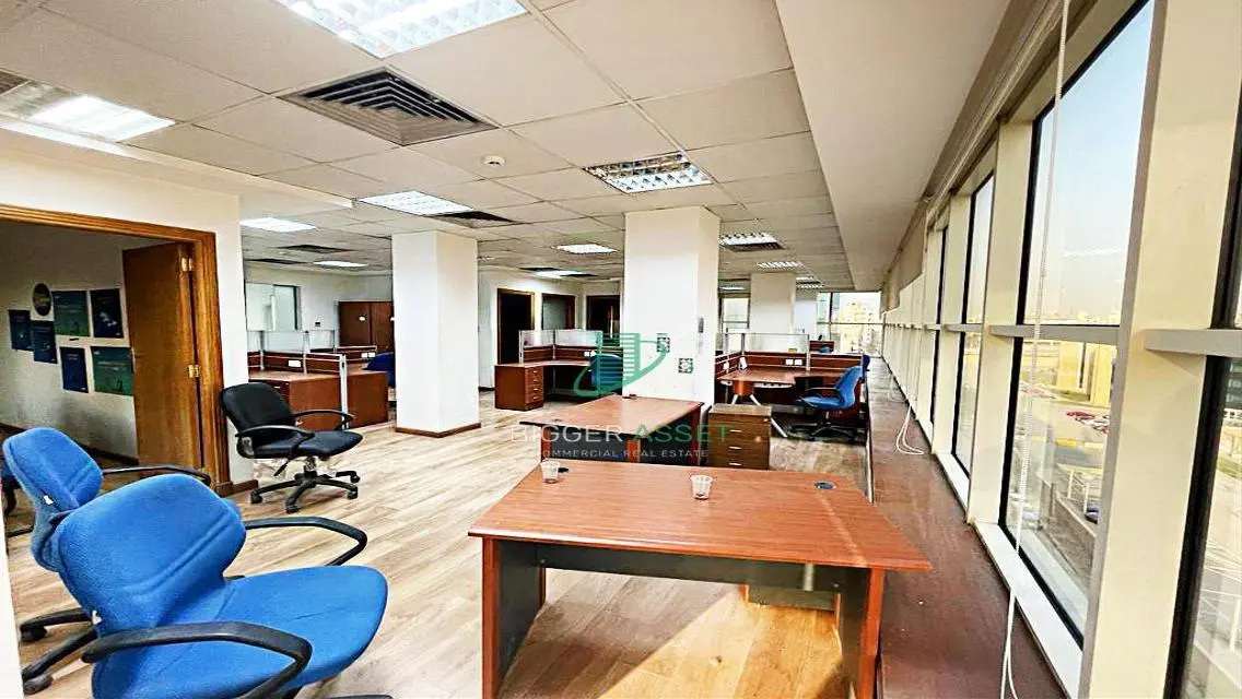 Exceptional Property of 400 Square Meters with Covered Parking and Meeting Room