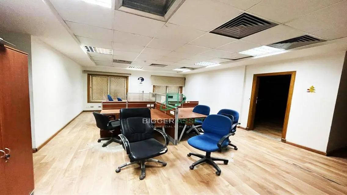 Exceptional Property of 400 Square Meters with Covered Parking and Meeting Room