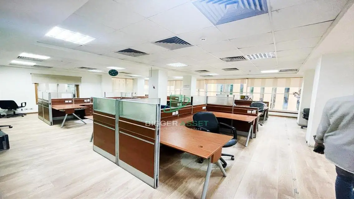 Exceptional Property of 400 Square Meters with Covered Parking and Meeting Room
