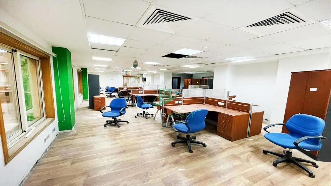 Exceptional Property of 400 Square Meters with Covered Parking and Meeting Room