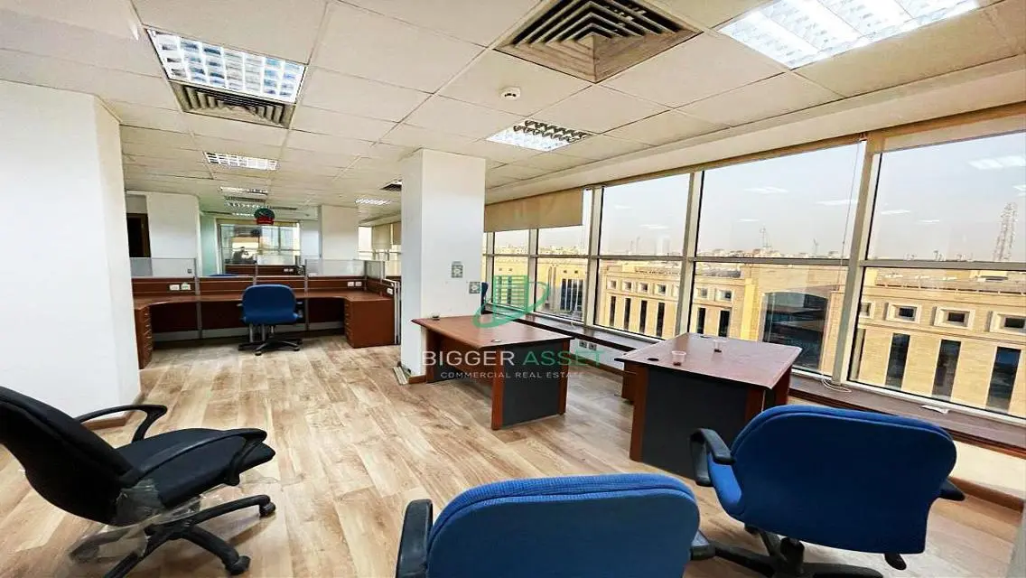 Exceptional Property of 400 Square Meters with Covered Parking and Meeting Room