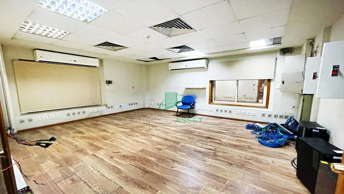 Exceptional Property of 400 Square Meters with Covered Parking and Meeting Room