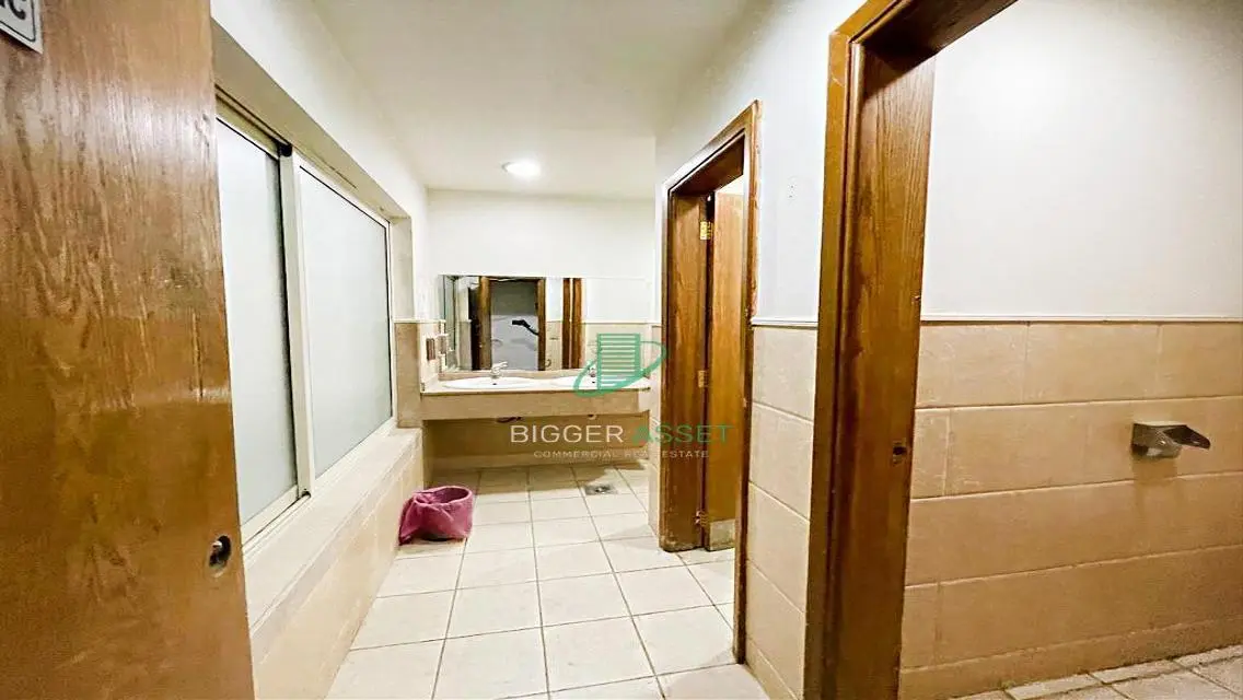Exceptional Property of 400 Square Meters with Covered Parking and Meeting Room