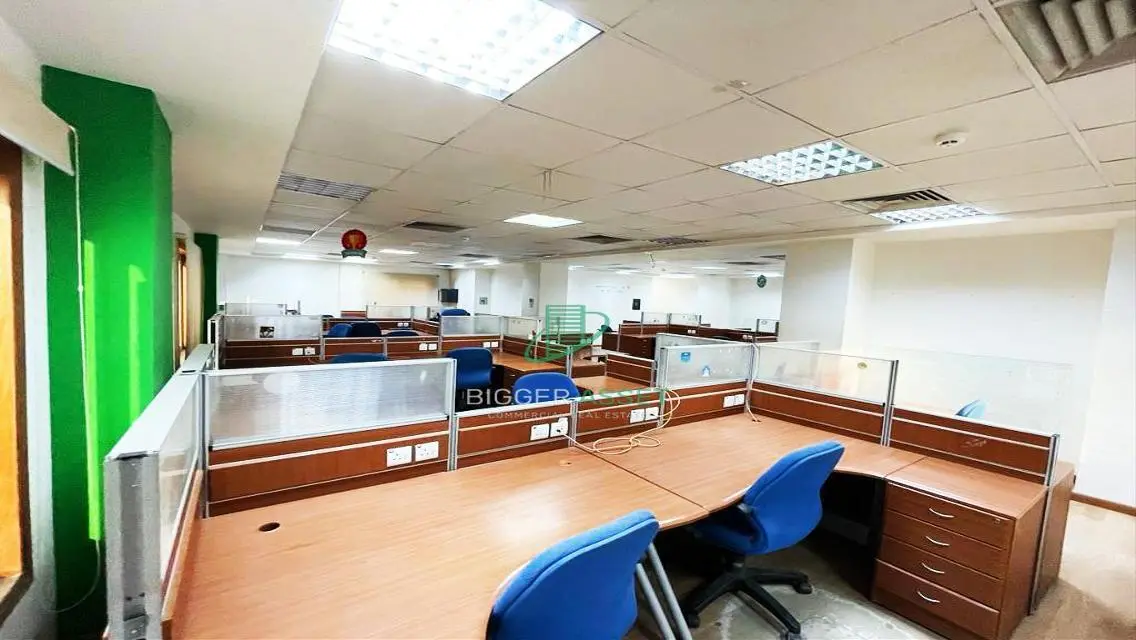 Exceptional Property of 400 Square Meters with Covered Parking and Meeting Room