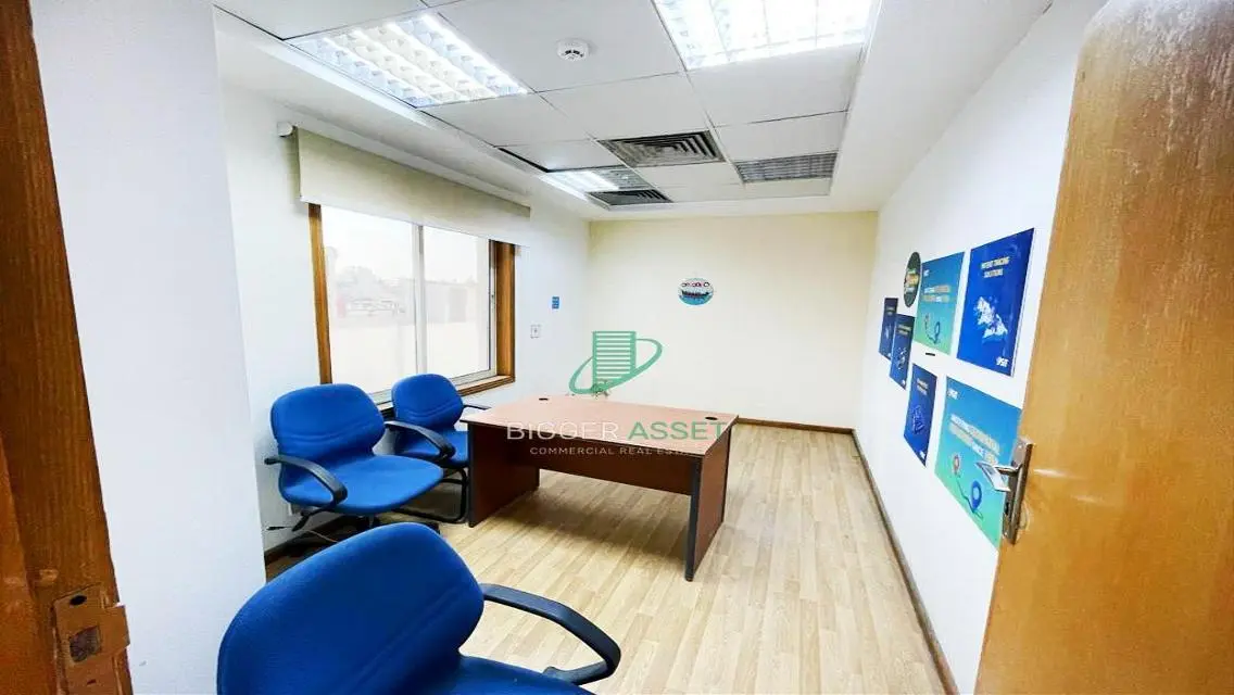 Exceptional Property of 400 Square Meters with Covered Parking and Meeting Room