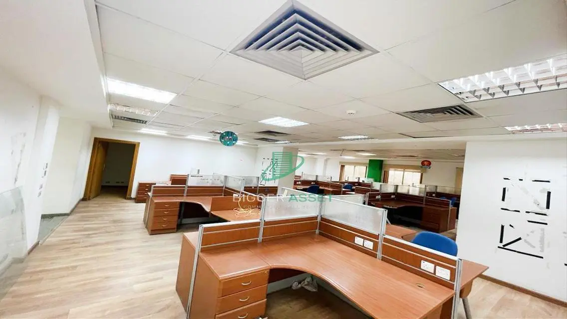 Exceptional Property of 400 Square Meters with Covered Parking and Meeting Room