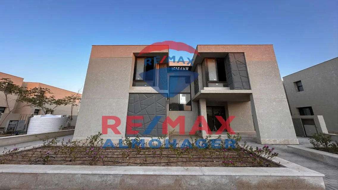 Luxury Property with Private Garden and Maid Room