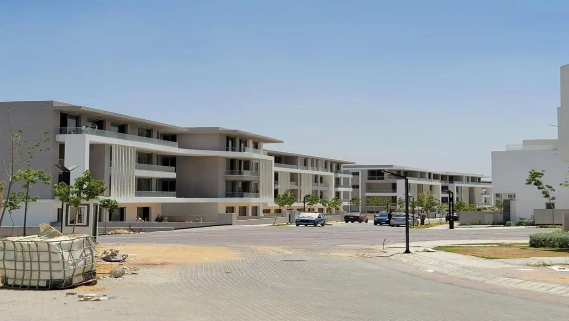 فيلا فاخرة للبيع بمساحة واسعة مع مطل على البحيرات