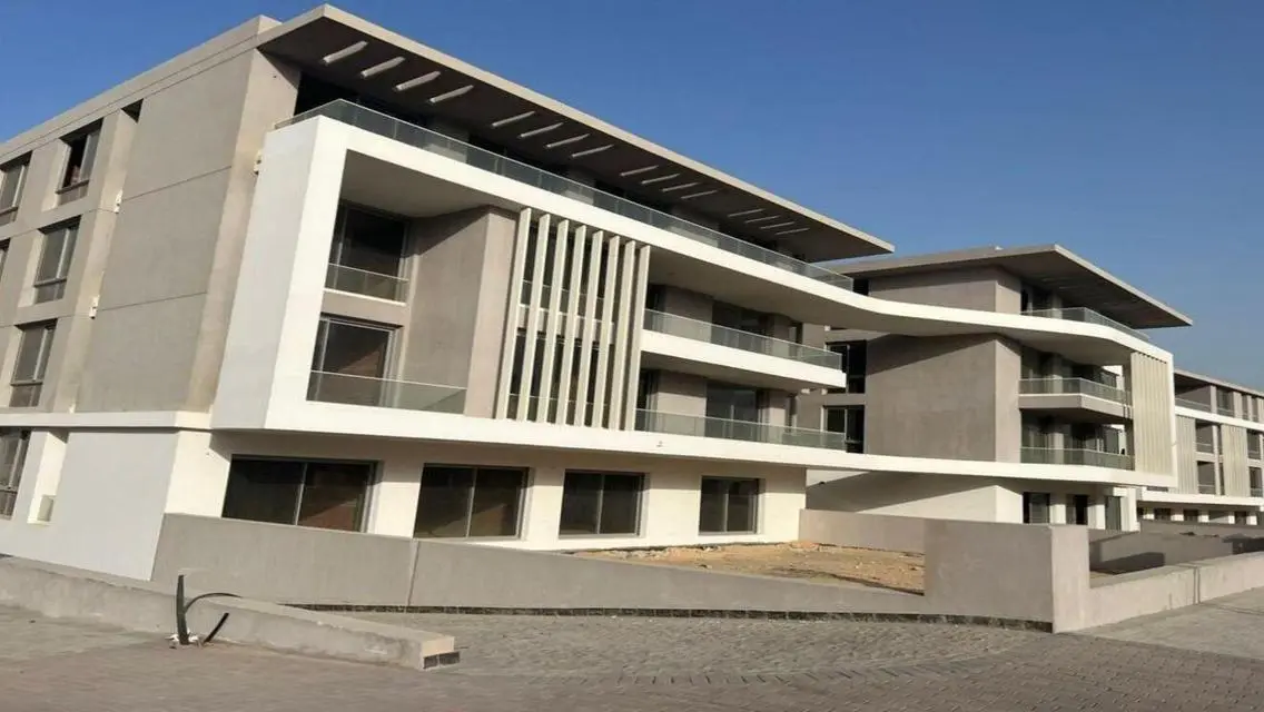 فيلا فاخرة للبيع بمساحة واسعة مع مطل على البحيرات