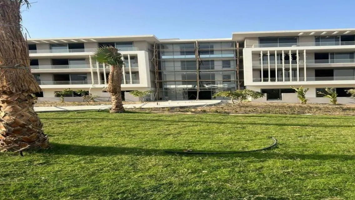 فيلا فاخرة للبيع بمساحة واسعة مع مطل على البحيرات