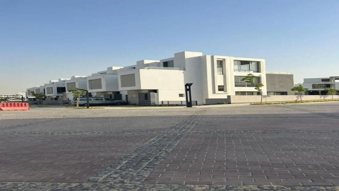 فيلا فاخرة للبيع بمساحة واسعة مع مطل على البحيرات