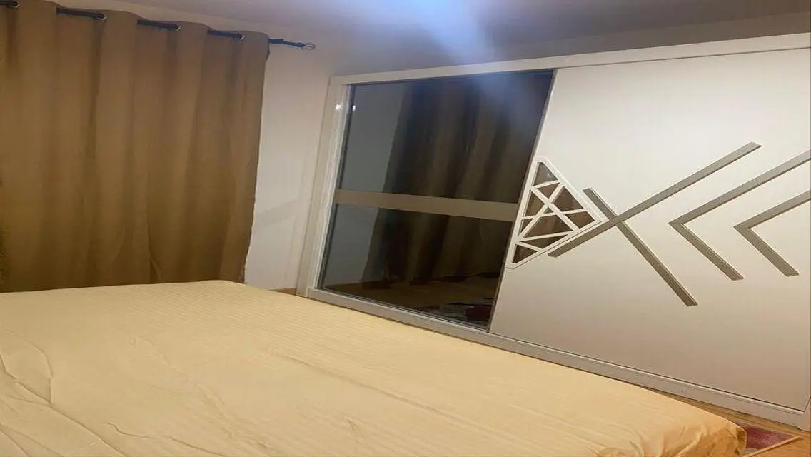 شقة للبيع بمساحة متميزة مع خدمات أمنية