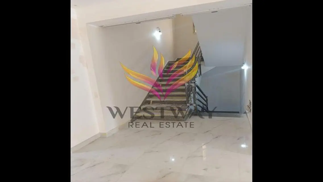 شقة فاخرة للإيجار مع غرفة خادمة وحديقة خاصة