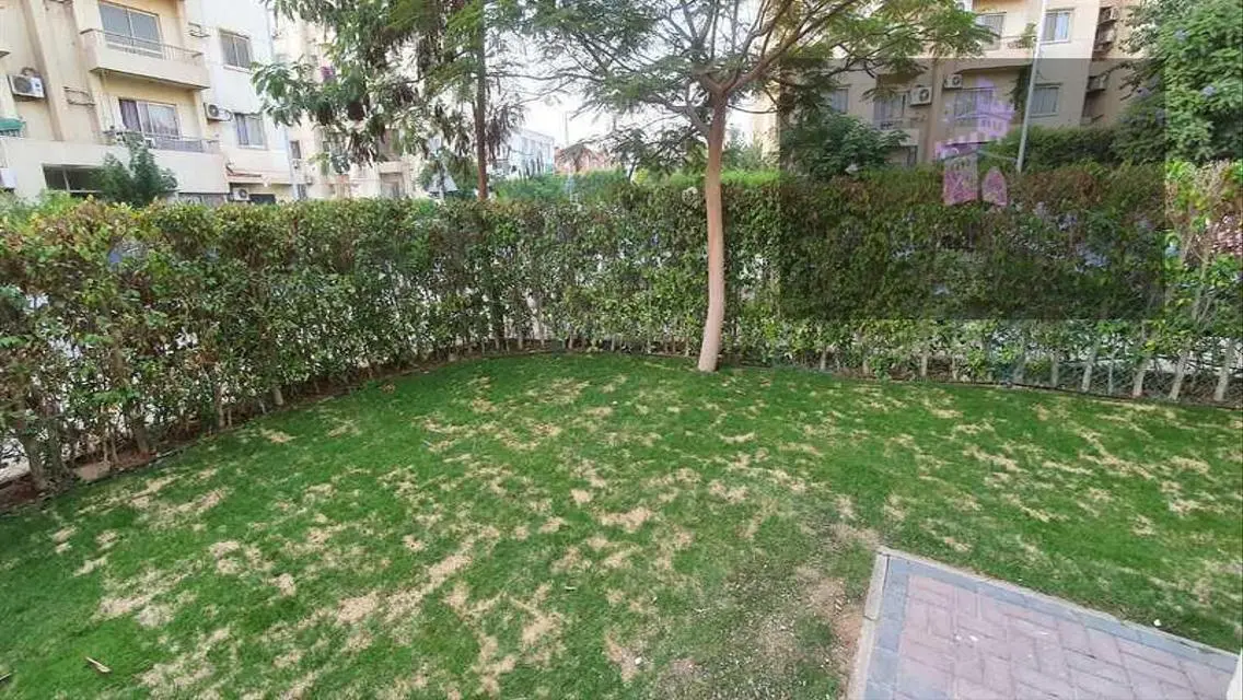 شقة فاخرة للإيجار مع حديقة خاصة