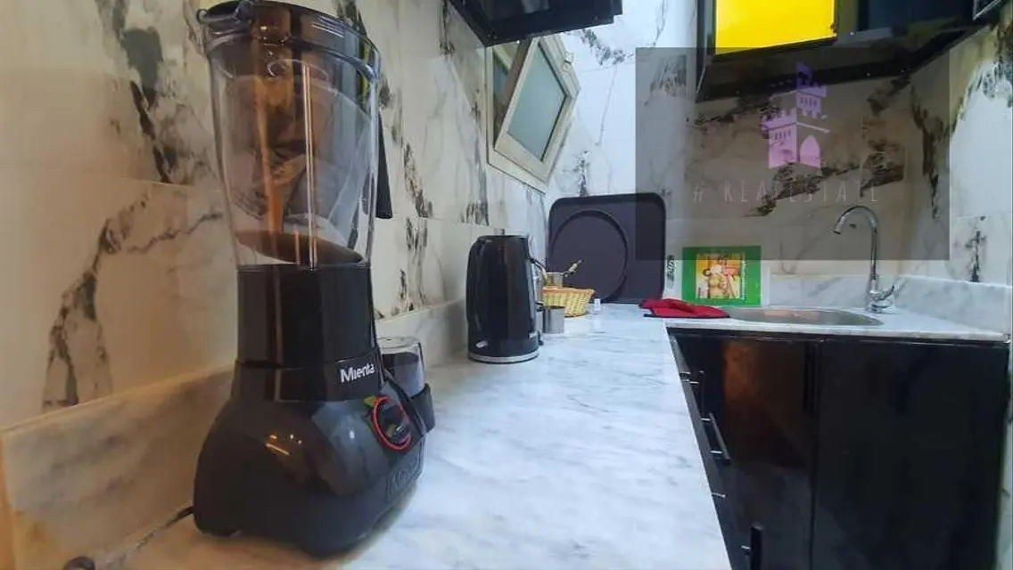 شقة فاخرة للإيجار مع حديقة خاصة