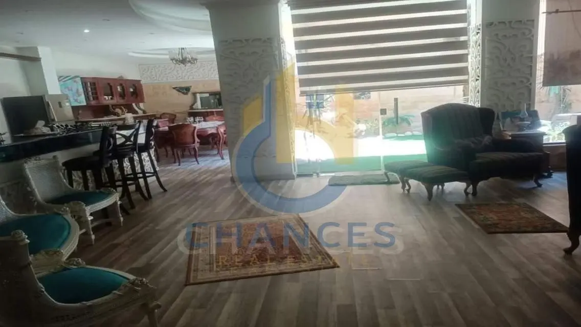 فرصة استثمارية رائعة في عقار بمساحة 240 متر مع شرفة