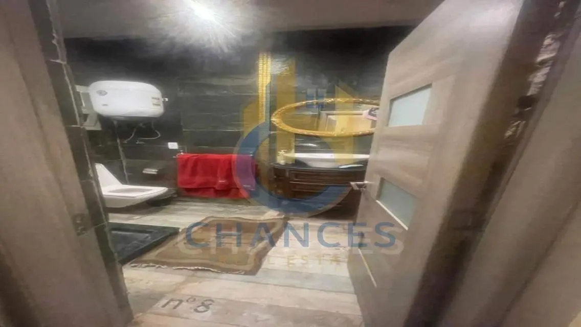 فرصة استثمارية رائعة في عقار بمساحة 240 متر مع شرفة