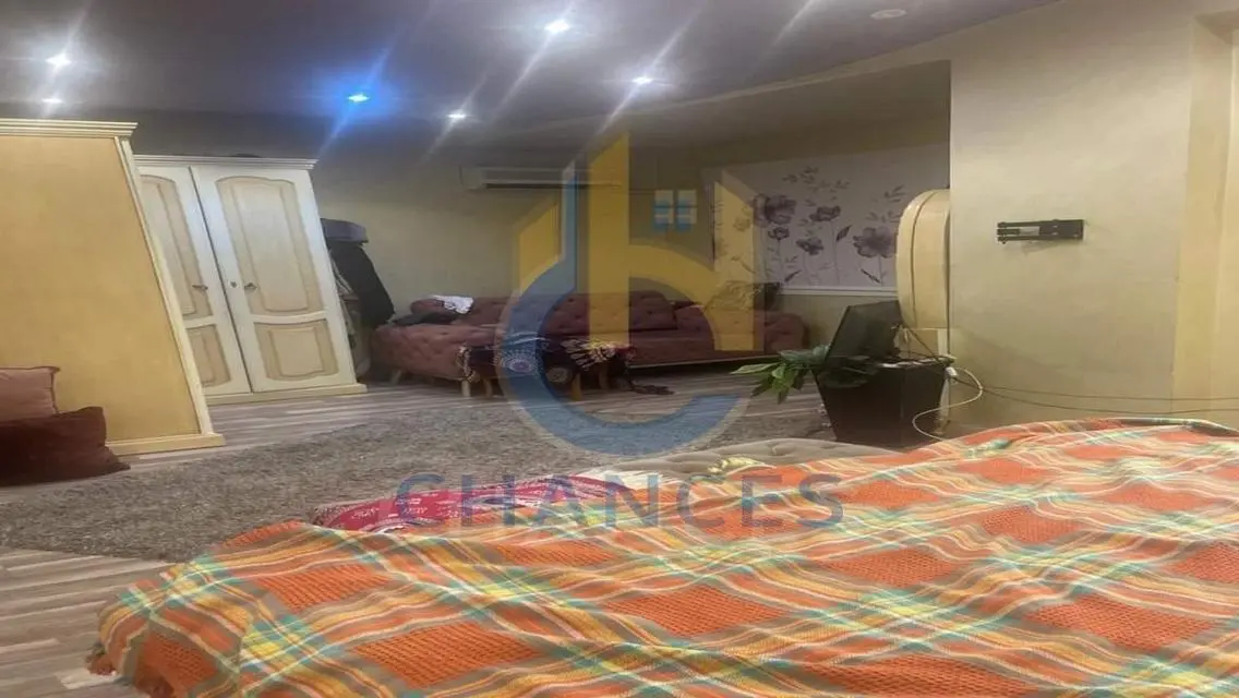 فرصة استثمارية رائعة في عقار بمساحة 240 متر مع شرفة