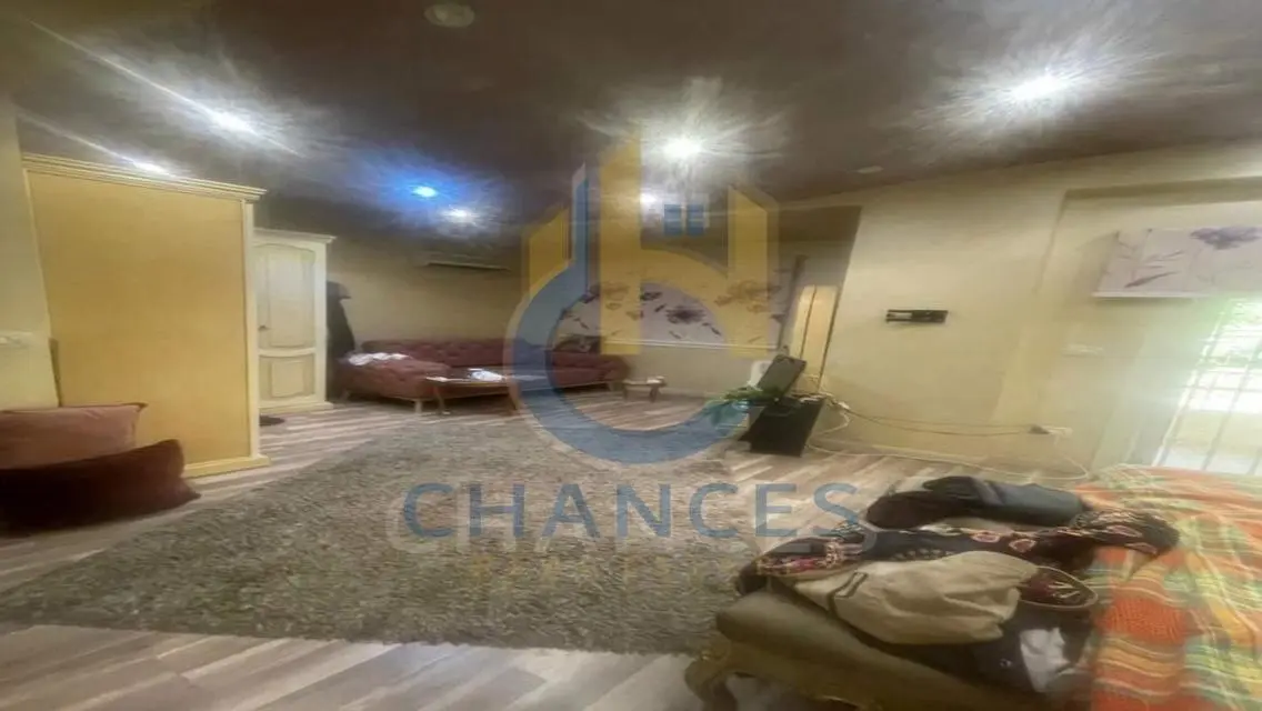 فرصة استثمارية رائعة في عقار بمساحة 240 متر مع شرفة