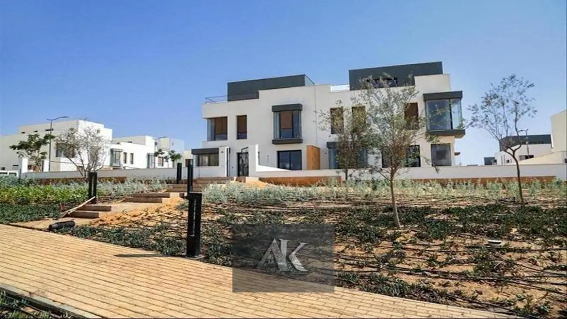 فيلا فاخرة للبيعتطل على بحيرات مذهلة