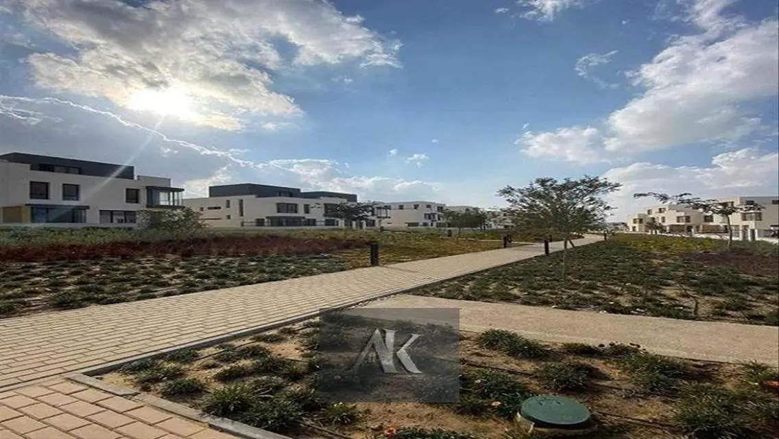 فيلا فاخرة للبيعتطل على بحيرات مذهلة
