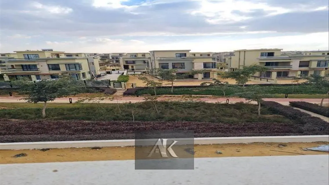 فيلا فاخرة للبيعتطل على بحيرات مذهلة