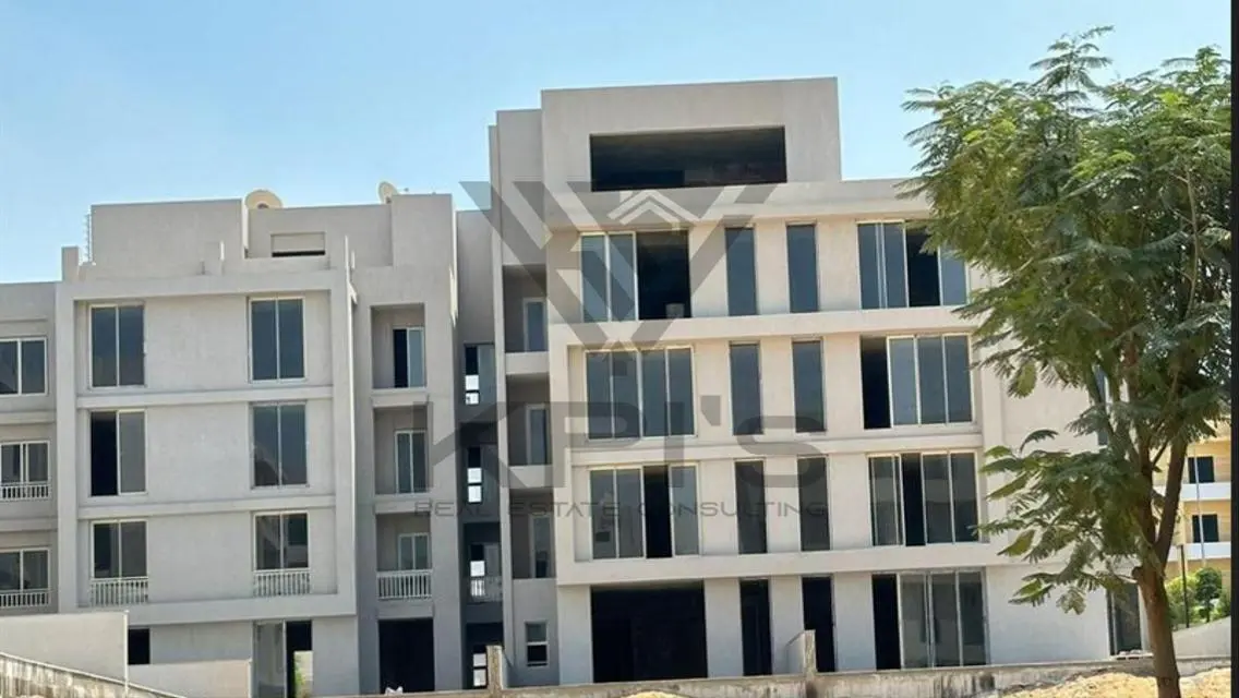 Luxury Waterfront Villa in New Cairo
