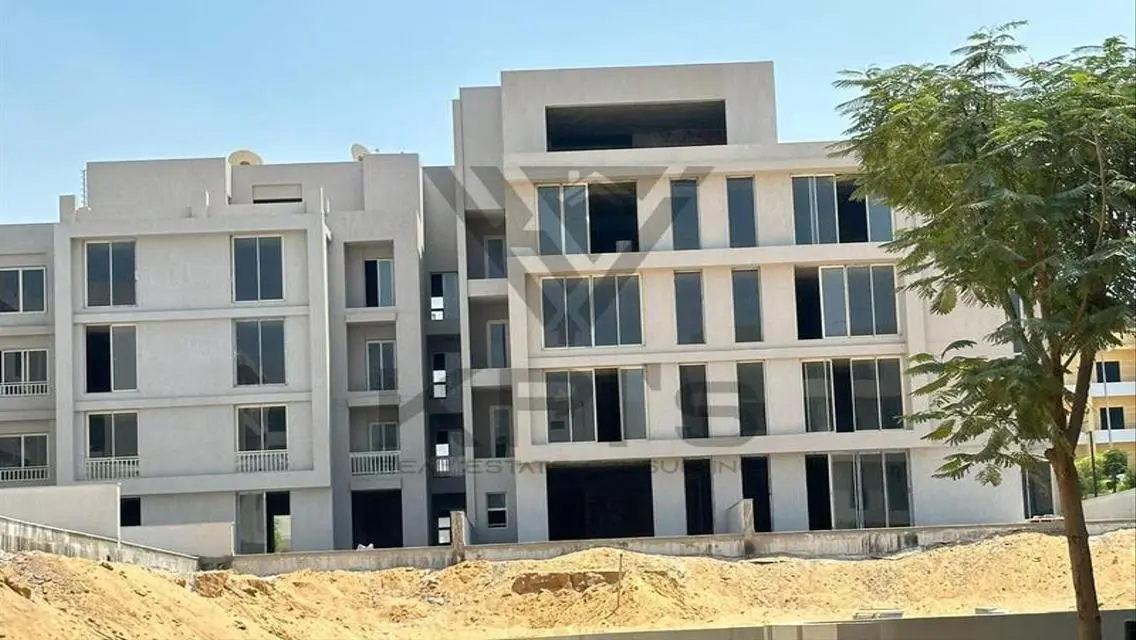 Luxury Waterfront Villa in New Cairo
